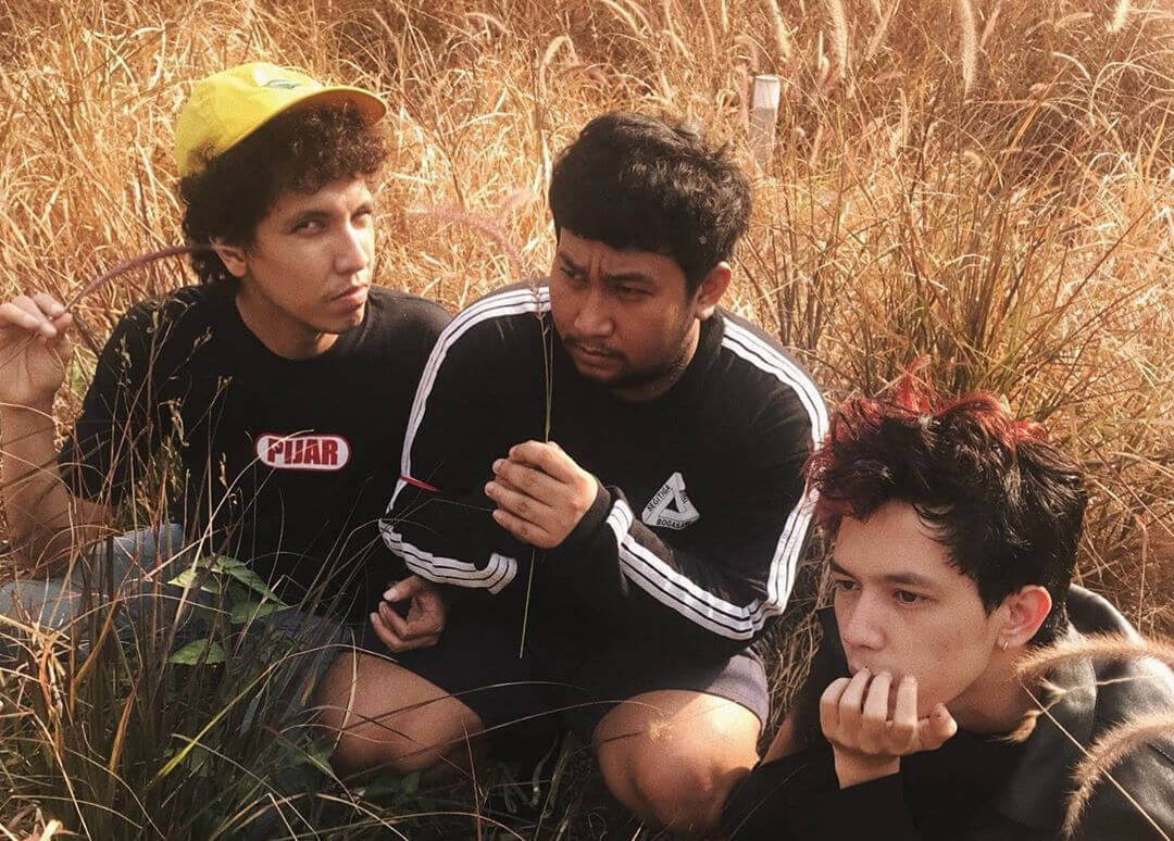 Meskipun punya background genre musik berbeda, mereka tetap kompak.